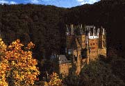 Burg Eltz liegt verborgen in einem Seitental der Mosel